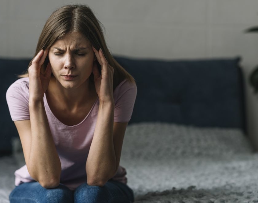 dolor-de-cabeza_opt mujer con dolor de cabeza por migraña